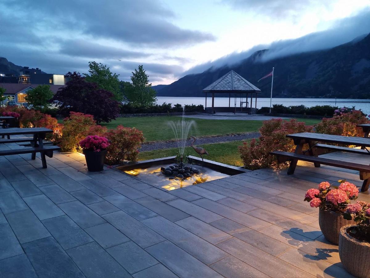 Bremanger Fjord Hotell Svelgen Екстериор снимка